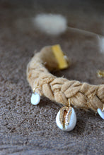 Bracelet tissu tressé bohème & coquillage Cauri - EMME ocre
