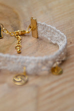 Bracelet boho - dentelle beige & pendentif vague