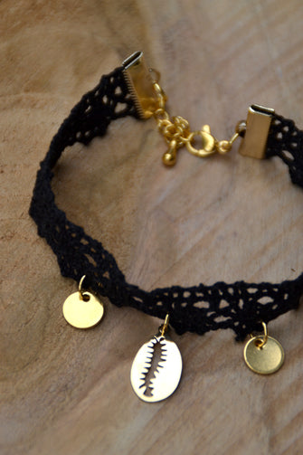 Bracelet boho - dentelle noire & pendentif coquillage