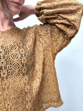 Blouse Soléa — Blouse bohème en dentelle de coton ocre