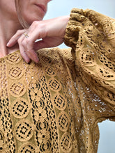 Blouse Soléa — Blouse bohème en dentelle de coton ocre