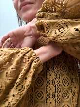 Blouse Soléa — Blouse bohème en dentelle de coton ocre