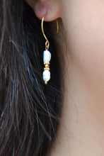 Boucles d'oreilles bohème NAÏADES - Acier doré & perles d'eau