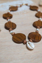 Collier bohème Naëlle - bois, nacre & coquillage
