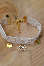 Bracelet boho - dentelle beige & pendentif vague